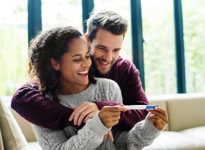 jeune couple qui apprends qu'ils vont être parents