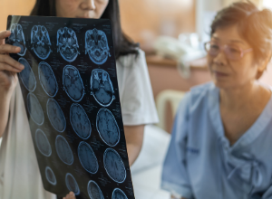 Femme qui consulte un médecin pour une radiographie