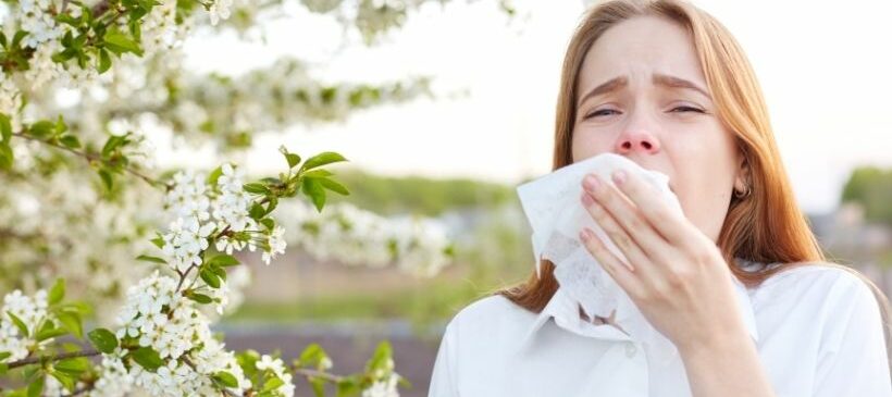 Femme qui à une allergie aux pollens et coronavirus