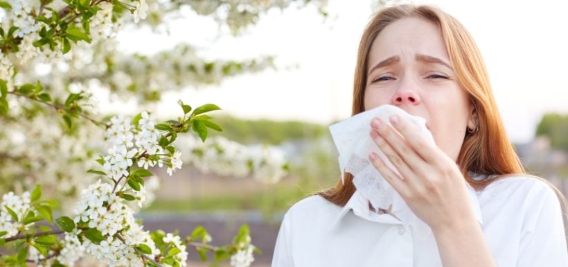 Femme qui à une allergie aux pollens et coronavirus