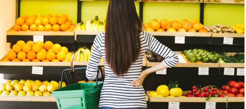 femme choissisant ses 5 fruits et légumes du jour