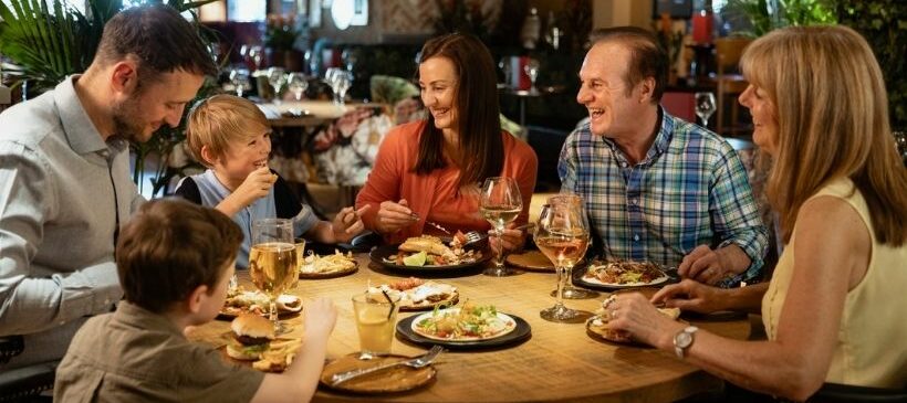 limiter la transmission de la Covid-19 en intérieur : table en famille