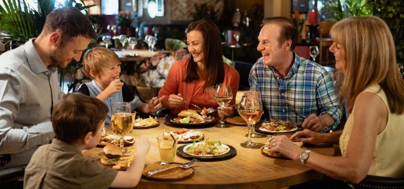 limiter la transmission de la Covid-19 en intérieur : table en famille