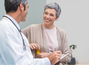 femme âgée chez le docteur