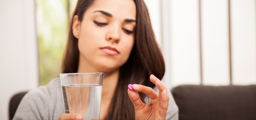 femme qui pend la pilule du lendemain 