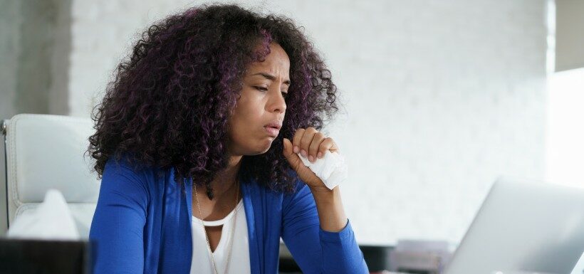 Femme ayant une toux sèche 