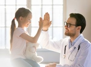 petite fille avec un médecin