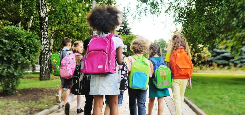 des enfants en chemin pour l'école