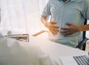 homme chez un médecin