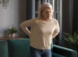 femme avec des douleurs dans le dos