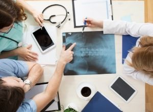 médecins qui commentent une radiographie