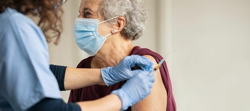 vaccins anti-Covid chez les personnes de plus de 50 ans