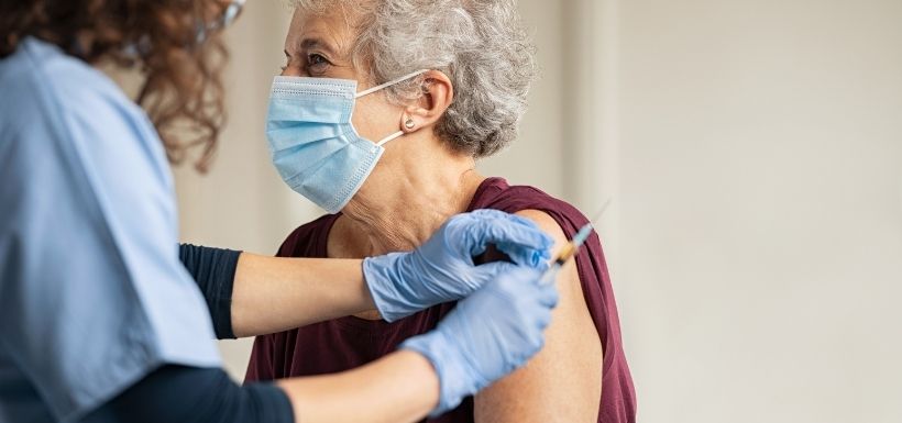 vaccins anti-Covid chez les personnes de plus de 50 ans