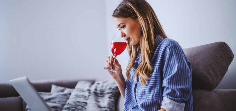 femme essayant d'évaluer sa consommation d'alcool