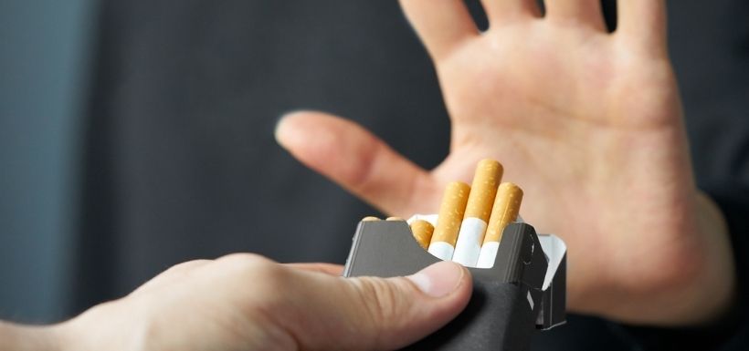 personne refusant de fumer une cigarette