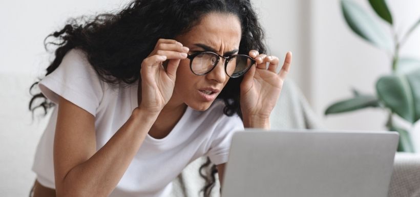 Femme avec une pyopie. Le myopie boom en plein développement