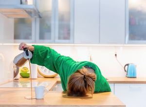 jeune femme fatiguée essayant de se faire une tasse de café