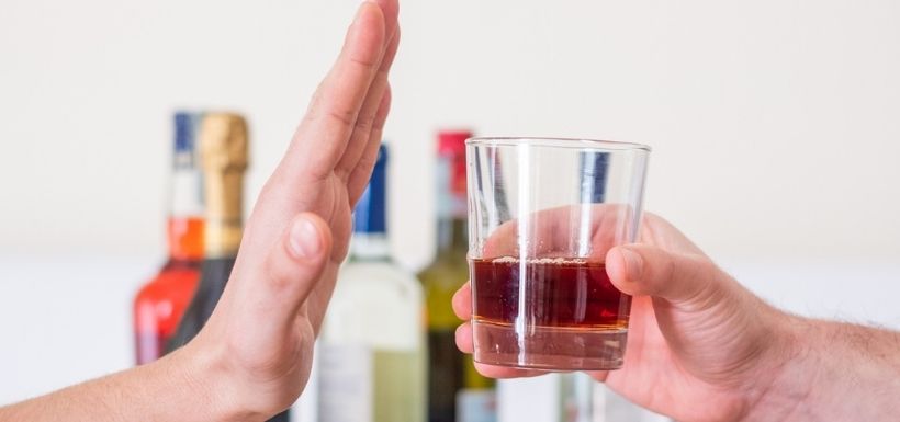 mois sans alcool, personne refusant de boire un verre d'alcool