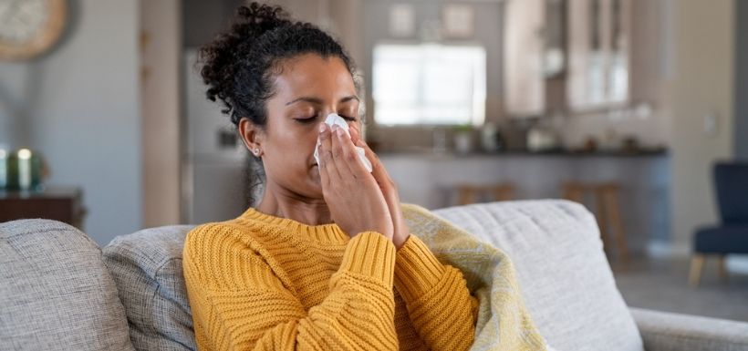 épidémie de grippe femme en train de se moucher