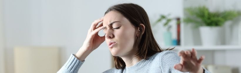 maladie de Menière une femme qui a mal à la tête