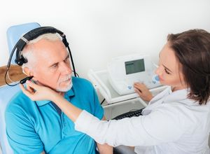 homme qui fait un test de l'oreille