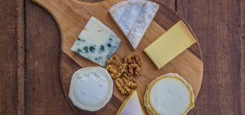 6 fromages au lait cru sur une planche en bois