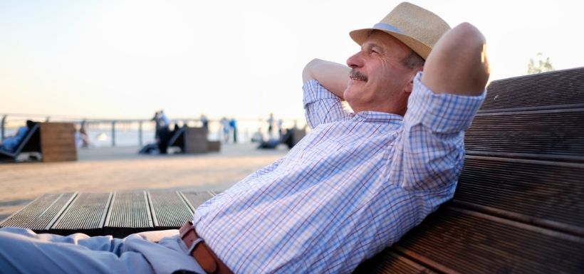 Homme qui est assis sur un banc