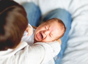 un bébé en train de pleurer