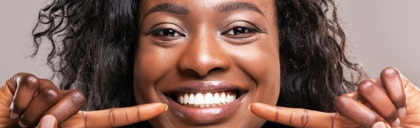 femme avec un sourire éclatant