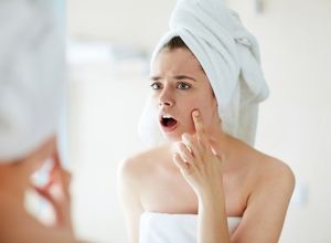 jeune fille devant le miroir