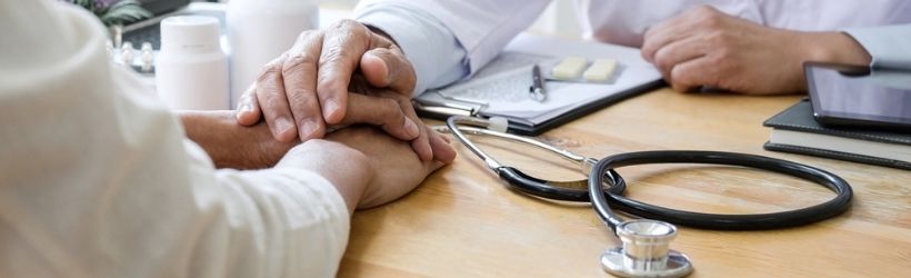 médecin réconfortant une patiente car elle vient de faire une fausse couche