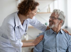 homme âgé avec un médecin