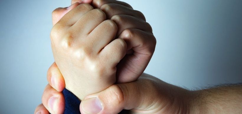 deux mains d'enfants qui forment un poing