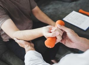 Patient qui suit un traitement pour soigner son épicondylite