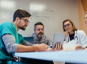 Personnel médical entrain de débattre un sujet