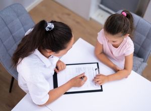 Jeune fille avec un médecin