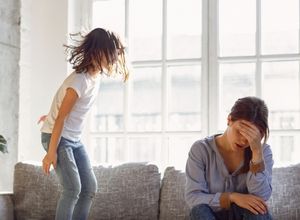 Mère fatiguée car elle a une fille hyperactive