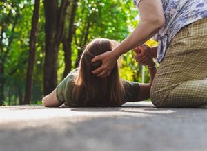 femme qui est tombée par terre