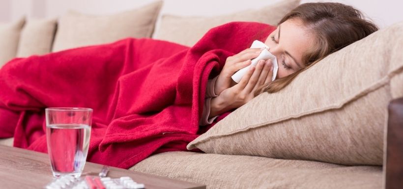 femme prenant un traitement contre la grippe