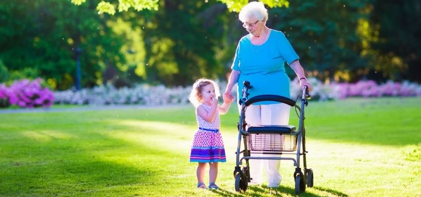 Une grand-mère avec sa petite fille