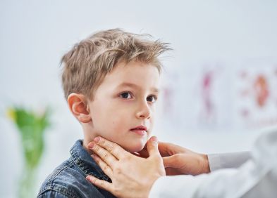 petit garçon en consultation chez le médecin