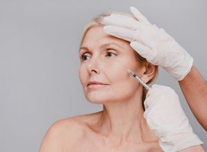 femme en train de recevoir des injections au visage