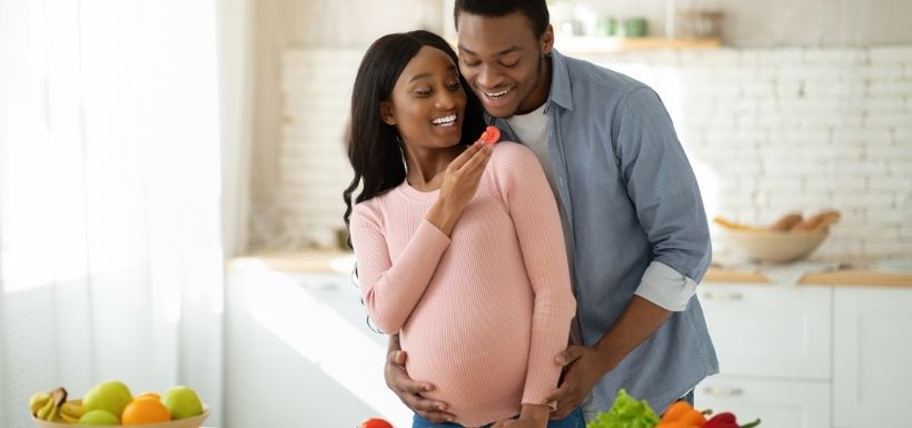 Femme essayant de faire attention à son alimentation pendant la grossesse