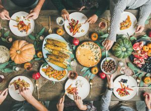 des personnes en train de manger un plat végétalien