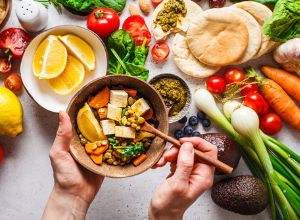 personne en train de manger un plat végétarien