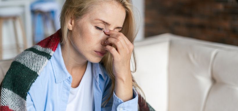 Une femme qui est sensible aux douleurs