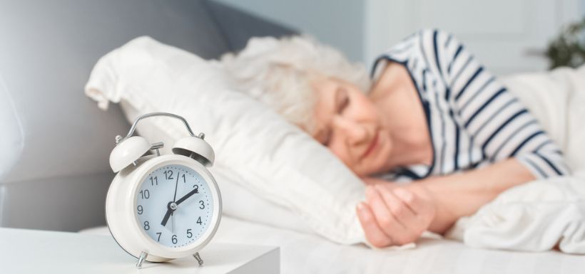 Femme agée endormie, dans une phase de sommeil réparateur