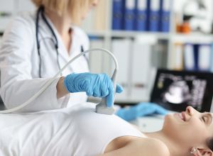 Femme chez le médecin pour un Adénofibrome