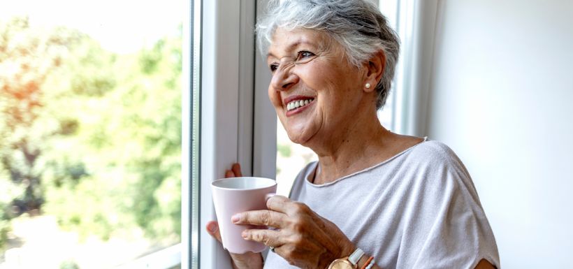 Femme âgée avec une tasse de caféine