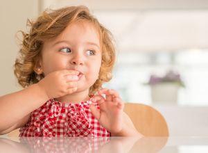 petite fille en train de manger